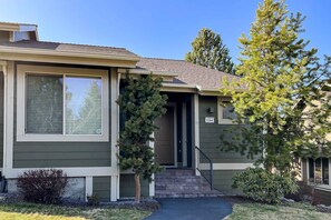 Exterior - Creekside home with private hot tub & fireplace - access to pools, hot tub, gym (Eagle Crest)