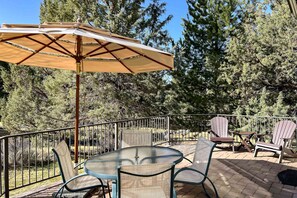 Outdoor dining - Creekside home with private hot tub & fireplace - access to pools, hot tub, gym (Eagle Crest)