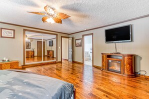3 bedrooms, iron/ironing board, WiFi, bed sheets - Remodeled home with large yard & kitchen in lovely forest setting - dog-friendly (Rhododendron)