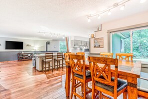 Dining - Remodeled home with large yard & kitchen in lovely forest setting - dog-friendly (Rhododendron)