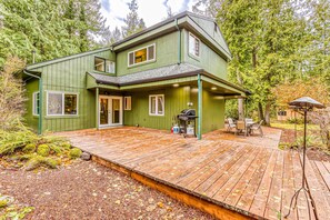 Exterior - Remodeled home with large yard & kitchen in lovely forest setting - dog-friendly (Rhododendron)