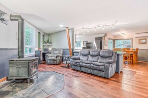 TV, fireplace, DVD player, stereo - Remodeled home with large yard & kitchen in lovely forest setting - dog-friendly (Rhododendron)