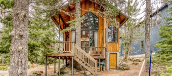 Serene Wooded Retreat with Free WiFi, Large Deck & Spacious Loft - Skiing Nearby