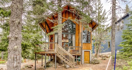 Serene Wooded Retreat with Free WiFi, Large Deck & Spacious Loft - Skiing Nearby
