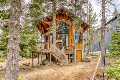 Serene Wooded Retreat with Free WiFi, Large Deck & Spacious Loft - Skiing Nearby