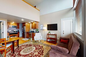 TV, offices - Family- and dog-friendly loft with fast WiFi & full kitchen - walkable location (Joseph)