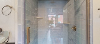 Family- and dog-friendly loft with fast WiFi & full kitchen - walkable location