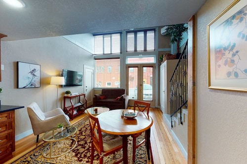 Family- and dog-friendly loft with fast WiFi & full kitchen - walkable location