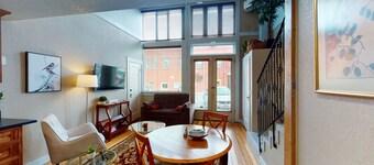 Family- and dog-friendly loft with fast WiFi & full kitchen - walkable location