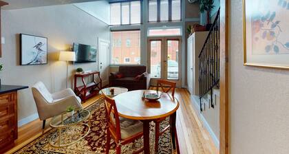 Family- and dog-friendly loft with fast WiFi & full kitchen - walkable location