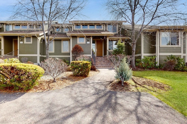 Exterior - Spacious townhouse with fireplace, fast WiFi & resort pools-hot tub-golf (Eagle Crest)
