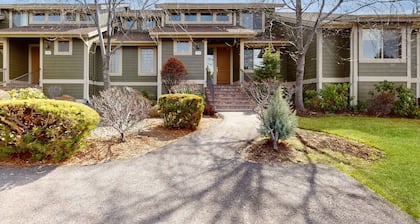 Spacious townhouse with fireplace, fast WiFi & resort pools-hot tub-golf
