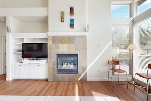 Interior - Spacious townhouse with fireplace, fast WiFi & resort pools-hot tub-golf (Eagle Crest)