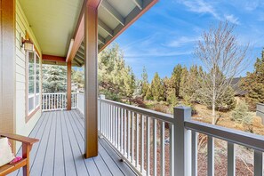 Terrace/patio - Cozy home w/ gas fireplace, private hot tub, & gas grill - in great neighborhood (Eagle Crest)
