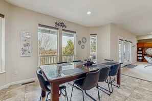 Dining - Cozy home w/ gas fireplace, private hot tub, & gas grill - in great neighborhood (Eagle Crest)