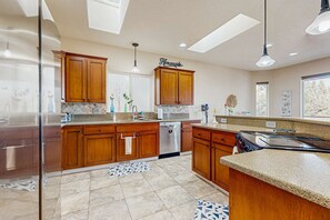 Fridge, microwave, oven, stovetop - Cozy home with gas fireplace, private hot tub, & gas grill - in great neighborhood (Eagle Crest)