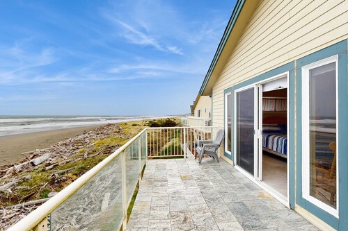 Oceanfront condo with spectacular ocean view - walk to beach