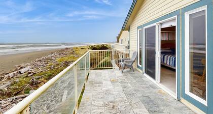 Oceanfront condo with spectacular ocean view - walk to beach
