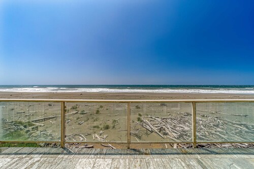 Oceanfront condo with spectacular ocean view - walk to beach
