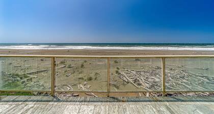 Oceanfront condo with spectacular ocean view - walk to beach