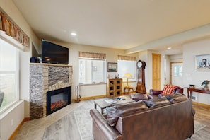 TV, fireplace, DVD player, stereo - Oceanfront condo with spectacular ocean view - walk to beach (Gold Beach)