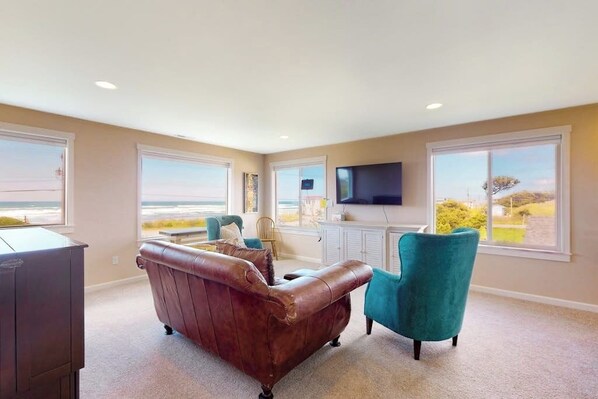 TV - Bright, modern home with great ocean views & deck - walk to the beach (Waldport)