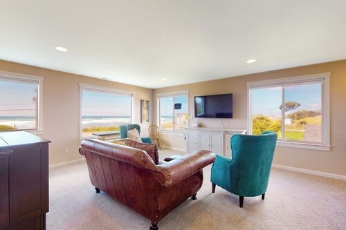 Bright, modern home with great ocean views & deck - walk to the beach