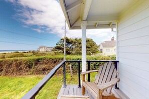 Property grounds - Bright, modern home with great ocean views & deck - walk to the beach (Waldport)