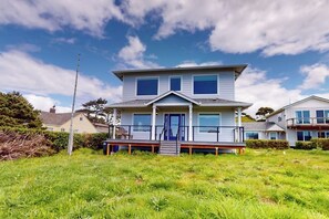 Exterior - Bright, modern home with great ocean views & deck - walk to the beach (Waldport)