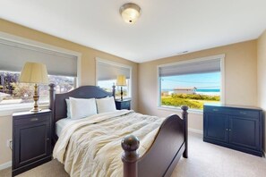 3 bedrooms, WiFi, bed sheets - Bright, modern home with great ocean views & deck - walk to the beach (Waldport)