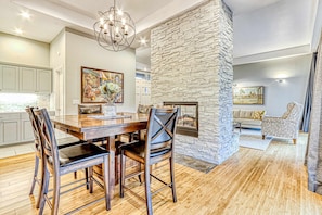 Dining - Stunning home on The Ridge Course with grill, pools, sport courts, hot tub, gym (Eagle Crest)