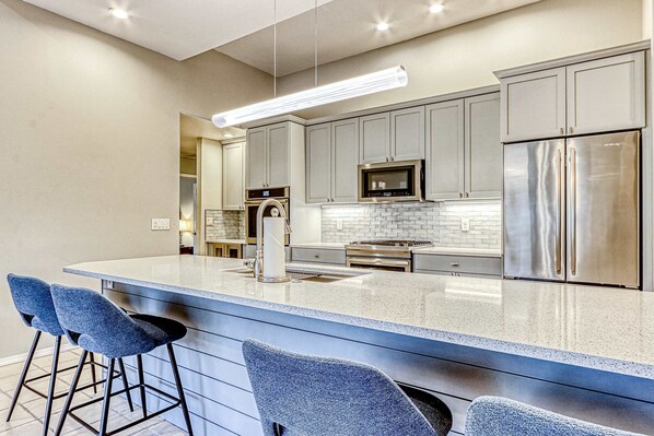 Fridge, microwave, oven, stovetop - Stunning home on The Ridge Course with grill, pools, sport courts, hot tub, gym (Eagle Crest)
