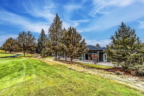 Exterior - Stunning home on The Ridge Course with grill, pools, sport courts, hot tub, gym (Eagle Crest)