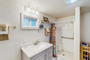 Shower, hair dryer, towels - Spacious & comfortable home close to the Harbor, Sand Dunes, beaches, & parks (Reedsport)