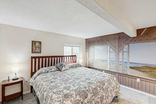 Spacious & comfortable home close to the Habor, Sand Dunes, beaches, & parks