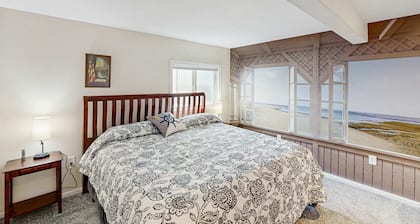 Spacious & comfortable home close to the Habor, Sand Dunes, beaches, & parks