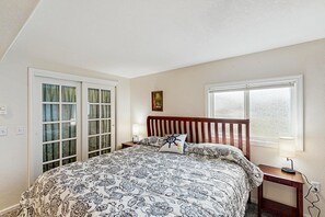 3 bedrooms, WiFi, bed sheets - Spacious & comfortable home close to the Harbor, Sand Dunes, beaches, & parks (Reedsport)