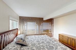 3 bedrooms, WiFi, bed sheets - Spacious & comfortable home close to the Harbor, Sand Dunes, beaches, & parks (Reedsport)