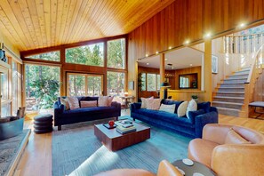Living area - A modern mountain retreat designed for gathering, comfort and connection (Black Butte Ranch)