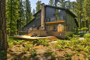 Exterior - A modern mountain retreat designed for gathering, comfort and connection (Black Butte Ranch)