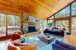 Living area - A modern mountain retreat designed for gathering, comfort and connection (Black Butte Ranch)