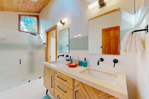 Shower, hair dryer, towels