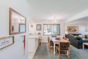 Un interior moderno con comedor, cocina y sala de estar.
