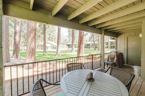 Outdoor dining - Delightful escape near downtown with shared pool & hot tub, rec room, & large deck (Sisters)
