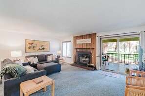 TV, fireplace, DVD player, offices - Delightful escape near downtown with shared pool & hot tub, rec room, & large deck (Sisters)