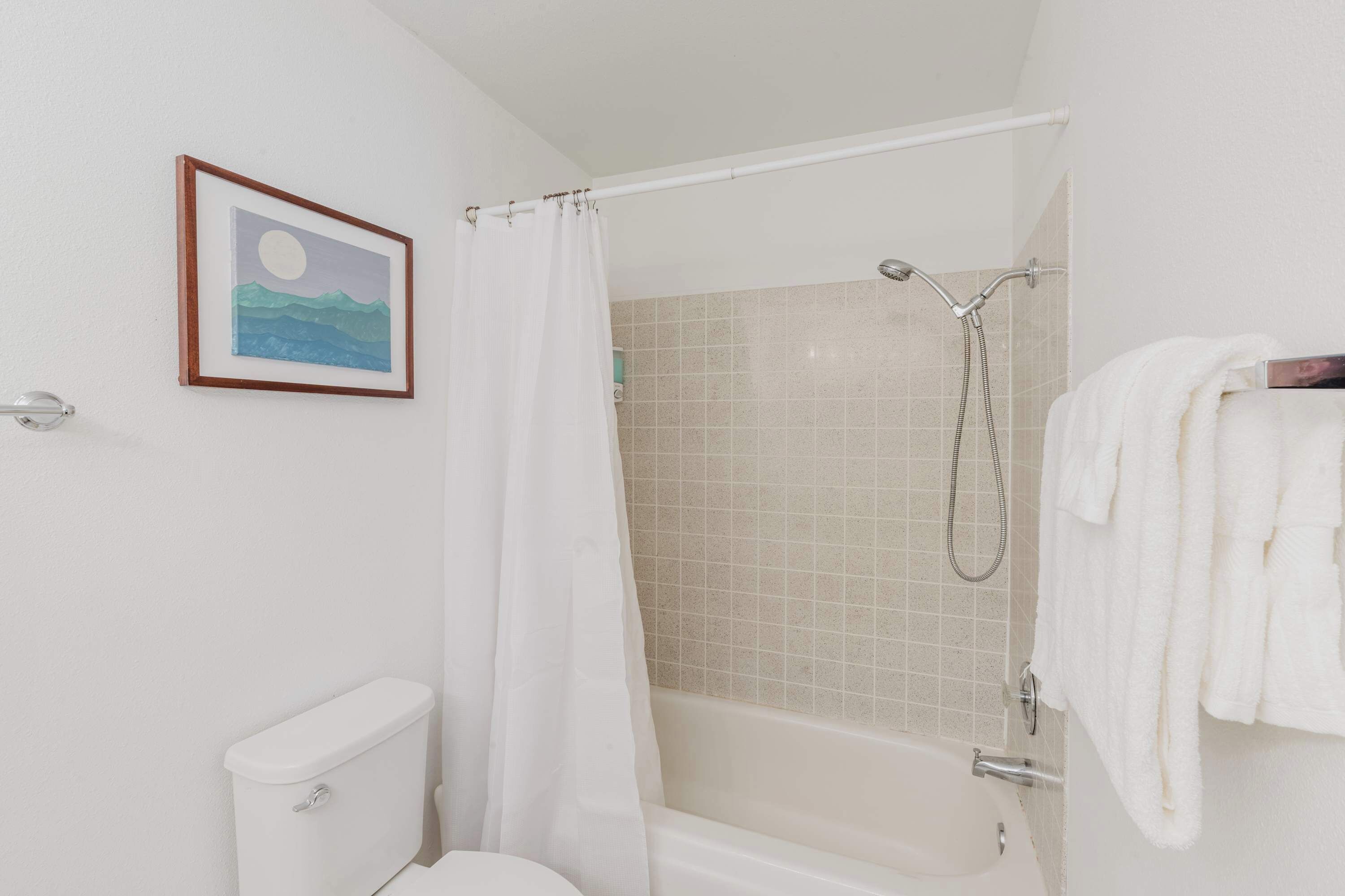 Un baño con inodoro, ducha y bañera.
