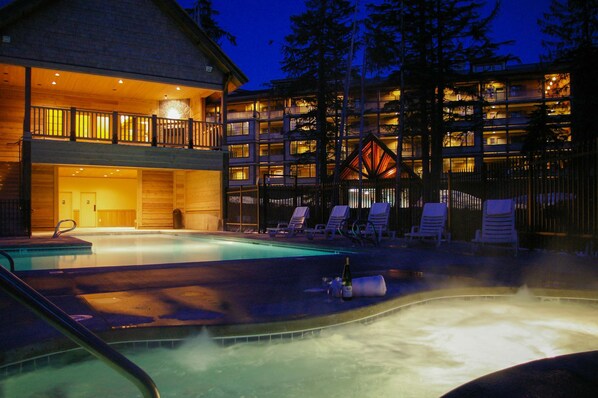 Pool - Luxury mountain condo withshared pool & hot tub, patio, & easy ski access (Government Camp)