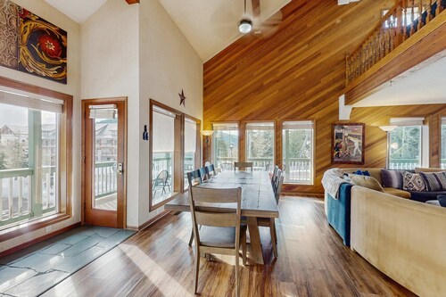 Spacious and bright Mt Hood lodge home with private hot tub - near skibowl