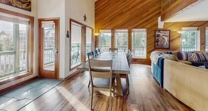 Spacious and bright Mt Hood lodge home with private hot tub - near skibowl