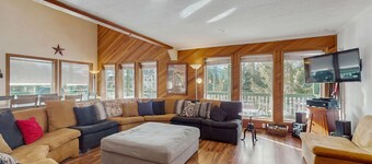 Spacious and bright Mt Hood lodge home with private hot tub - near skibowl